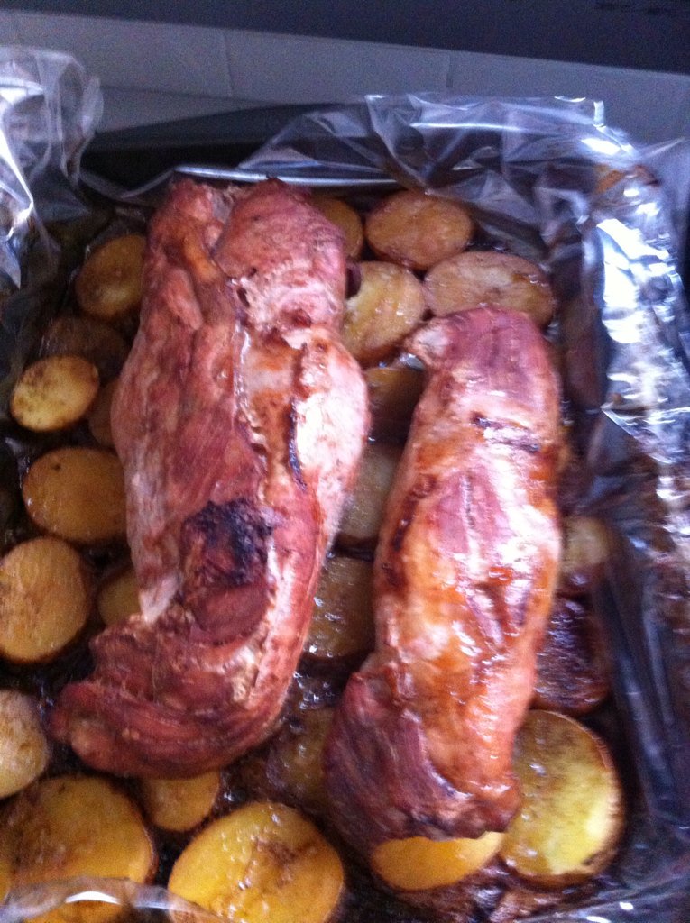 BlotaF's tweet photo. Sou desses! Mandando muito bem! Mignon assado com batatas shoyo e alho! https://t.co/Je5zo1FFu7