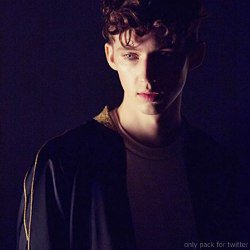 Troye sivan something to give each other. Troye sivan bloom обложка. Troye sivan 2023. Got me started troye sivan. Видео сиван.