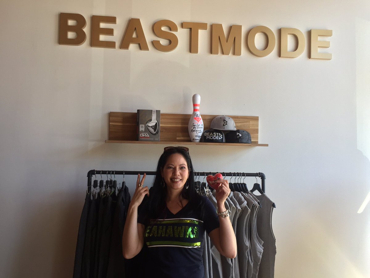 ChristyRenee's tweet photo. #BEASTMODE #12s @seahawks @12s trip to Bay now includes #oakland #beastmodestore 💚💙@beastmode @moneylynch #gohawks https://t.co/tTBGx8AwAO