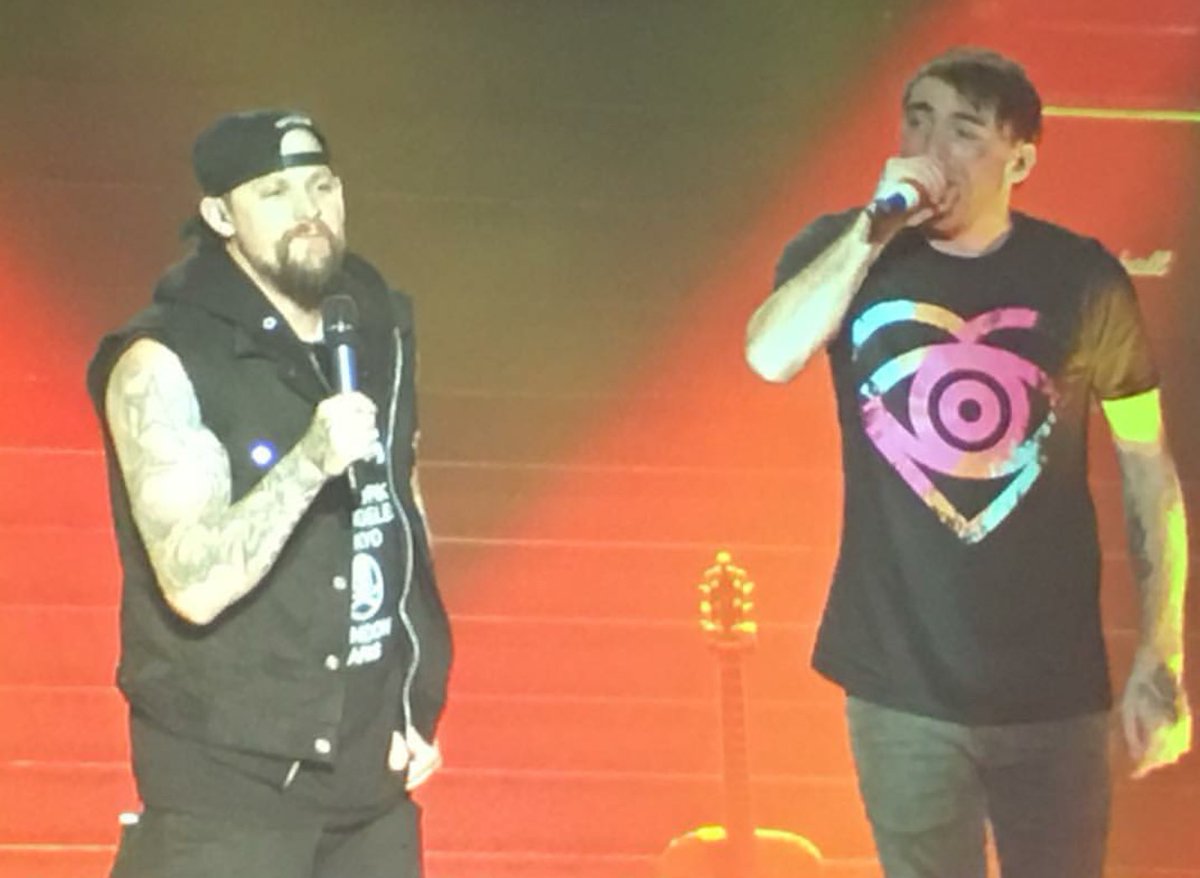 elvispreslea's tweet photo. @JoelMadden & @AlexAllTimeLow! KILLED IT TONIGHT. Just awesome 👏 #ATLBham https://t.co/8raN1pSUZ2