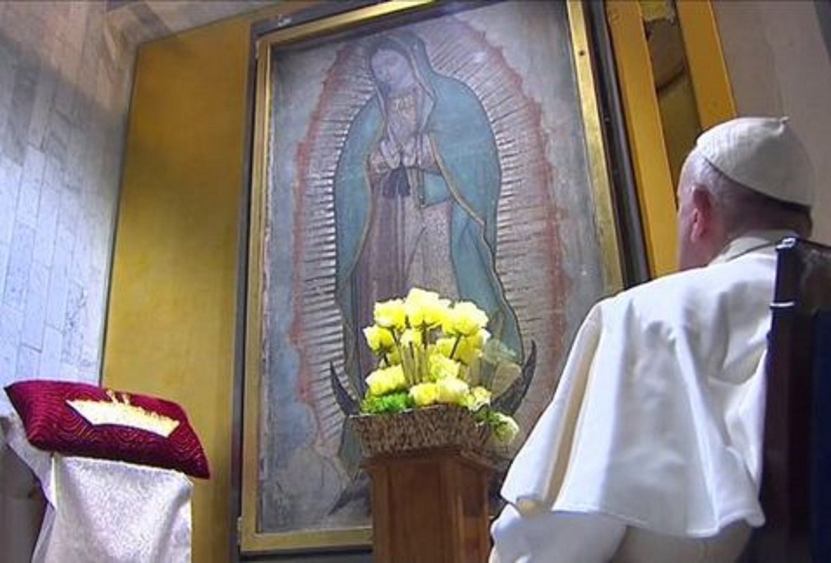 #PapaEnMex | Francisco le reza a la Virgen en privado mile.io/1XqJNjY