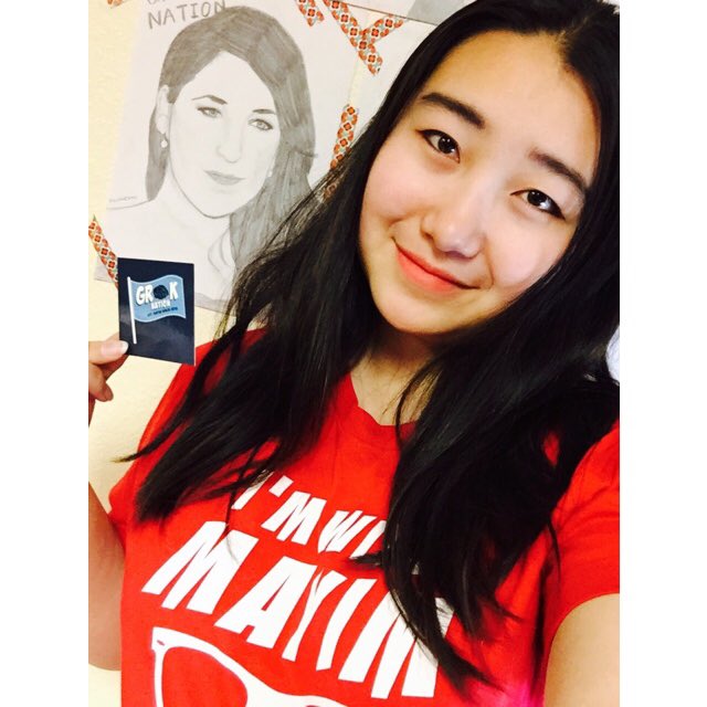 ZHUZHESHU's tweet photo. Got my #imwithmayim T today! Love the color❤️ Selfie with my Mayim drawing 💕 @missmayim @GrokNation https://t.co/UAI6Txzx27