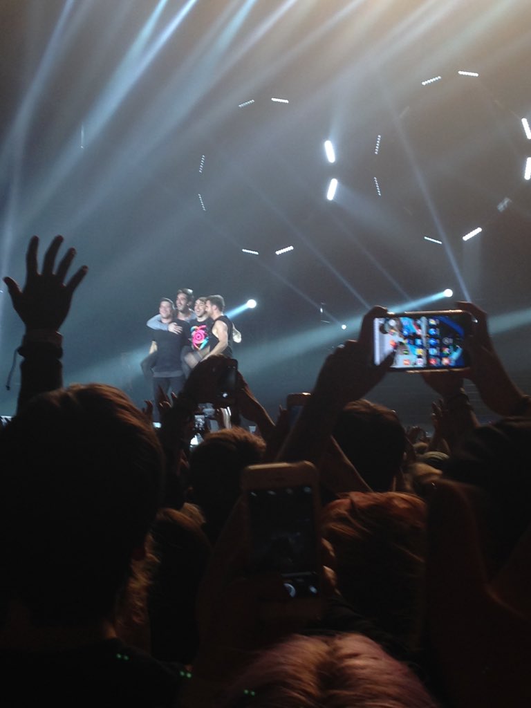 dizzyizzi23's tweet photo. It always blows my mind how much energy @AllTimeLow have on stage it's insane 😱😍 #BTTFH #ATLBham https://t.co/U3gwcWKYIA