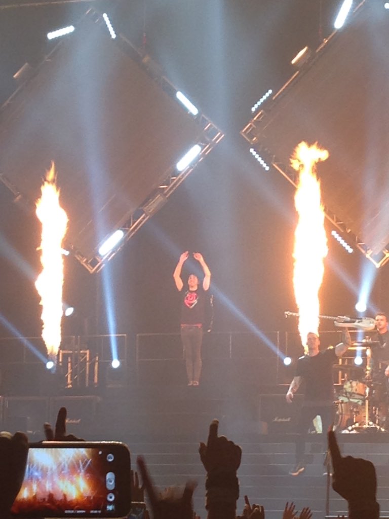 dizzyizzi23's tweet photo. It always blows my mind how much energy @AllTimeLow have on stage it's insane 😱😍 #BTTFH #ATLBham https://t.co/U3gwcWKYIA