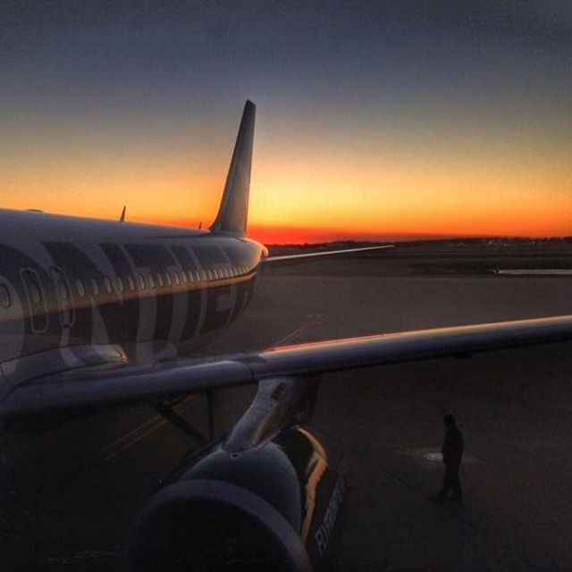 FlyFrontier's tweet photo. #Orlando Sunset https://t.co/CwWCdl1gRg https://t.co/Rkl4o2VPFN