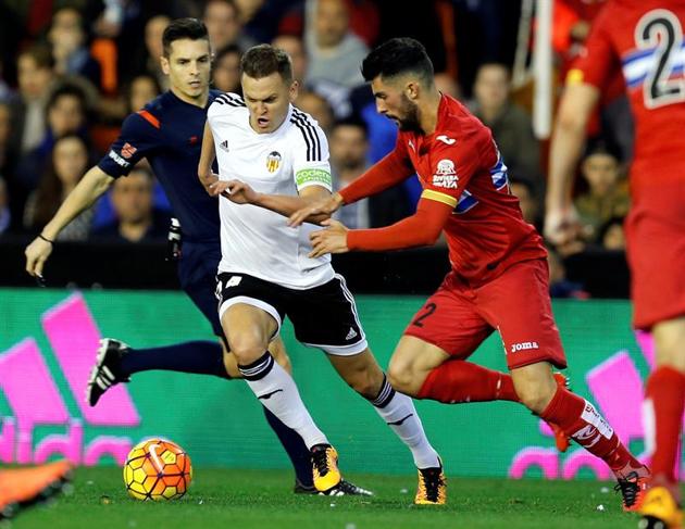 ElDesmarque_VCF's tweet photo. CRÓNICA | #VCFvESP | 2-1 | 'De milagro, pero el Valencia vuelve a ganar. ¡Aleluya!' https://t.co/HwvhjfWc5l https://t.co/h5bUAkMaOD