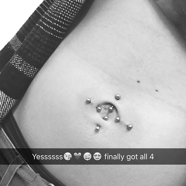 Happened last week but hey, now I'm posting it here 😂 #piercinggoals #bombasf #quad #bellybutton #duh #yessss…