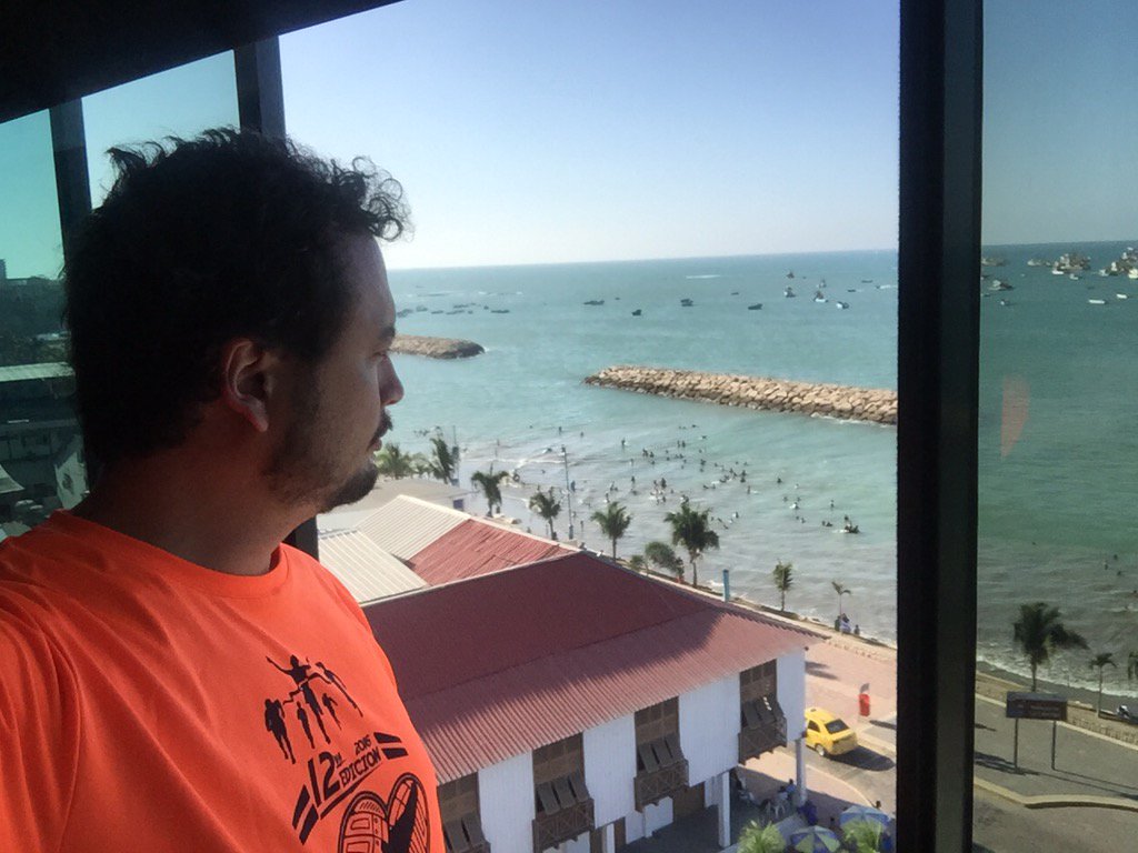faustominoz's tweet photo. 12 pm! Emocionado con Galápagos y su gente. 5 pm agradecido con #StaElena. https://t.co/KABT261zb8