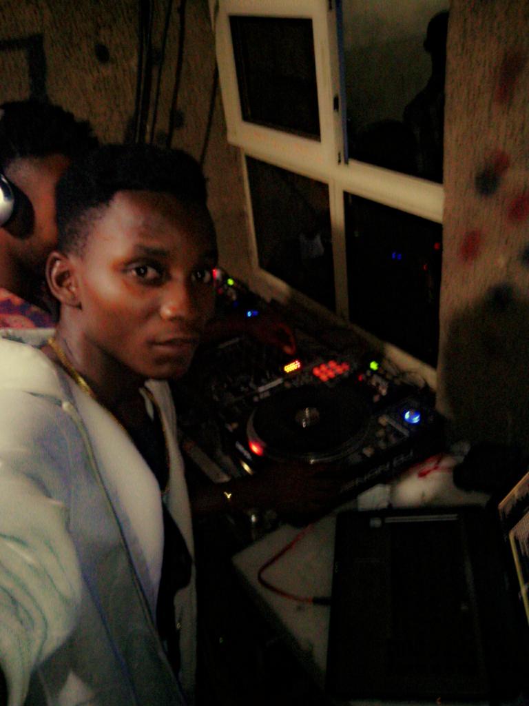 DJKhalifsbk's tweet photo. @MIMS_EMPIRE Mehn... Dis song is a bomb, am putting it in ma latest mix ft @phynofino, @wizkidayo and all of dem https://t.co/XPn0sl60V8