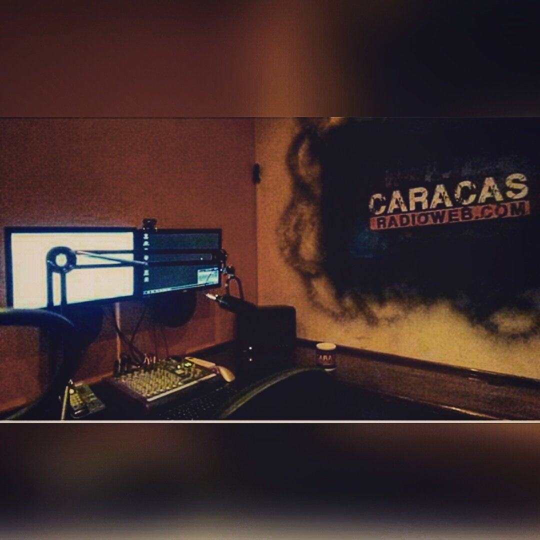 CaracasRadioWeb's tweet photo. Desde #CcsRadioWeb #MovimientoOnline queremos desearles un Feliz #DiaMundialDeLaRadio https://t.co/wwDVpvUNE1