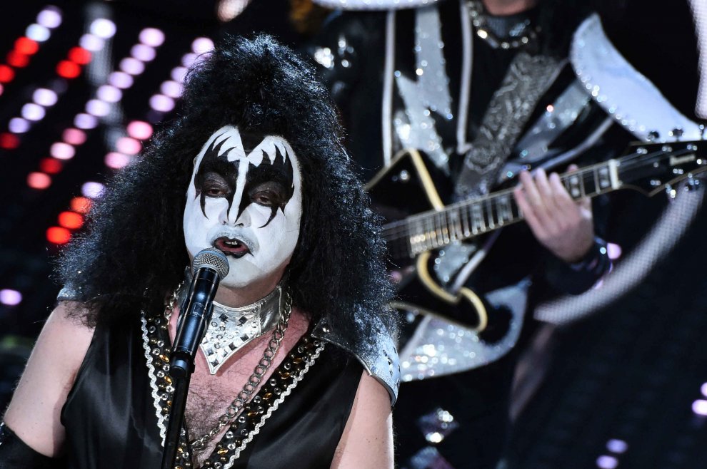 repubblica's tweet photo. Sanremo, gli Elii come i Kiss https://t.co/XbubdExaGP https://t.co/dz3swJ5nkA