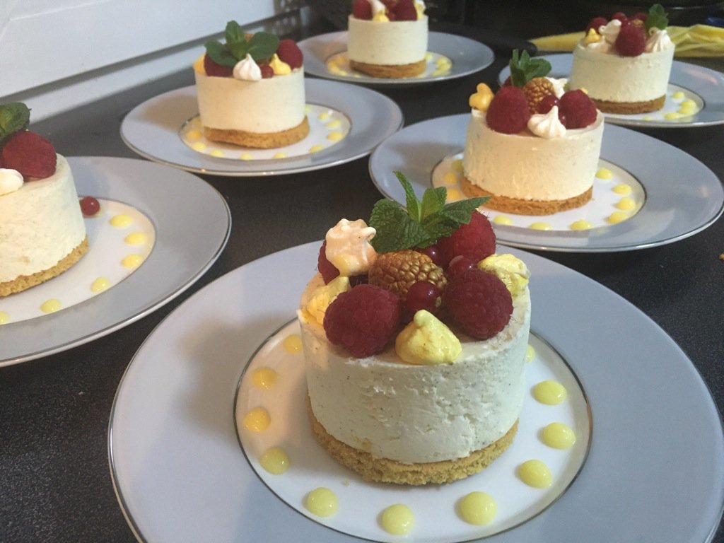 dreventParis's tweet photo. Il est l'heure du dessert! #bavarois #dînerprivé https://t.co/0WTlF4G1qs