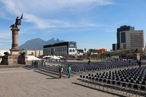 LizzieeHerrera's tweet photo. Mañana apartir de las 12:00 pm, en la explanada de los Héroes Mty. N.L. 
#SoyLaLuzDelMundo 
#LdmBautismos https://t.co/ElVk9ftrfj