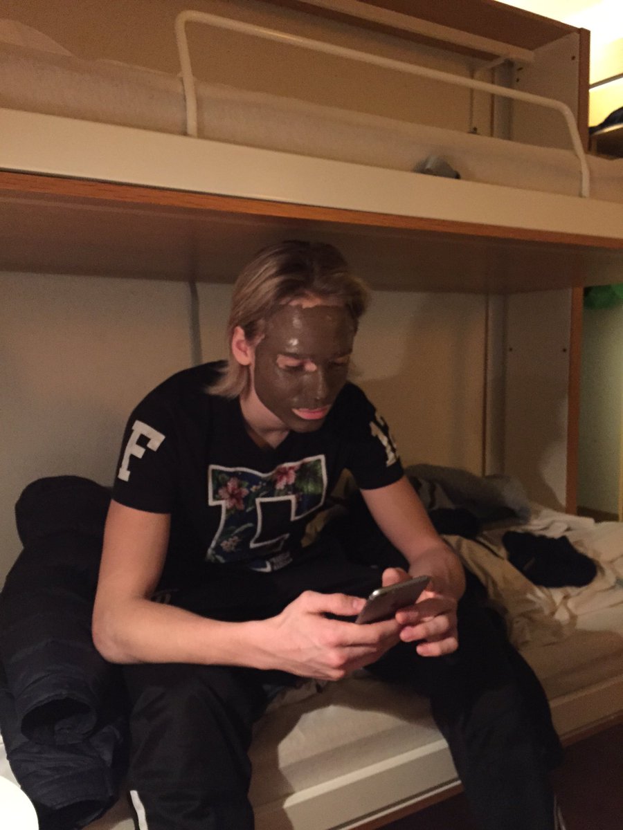 Hahaha vem har lurat <a href="/tobiaszalle/">Tobias Zälle</a> att man blir av med finnar om man kletar nutella i ansiktet??