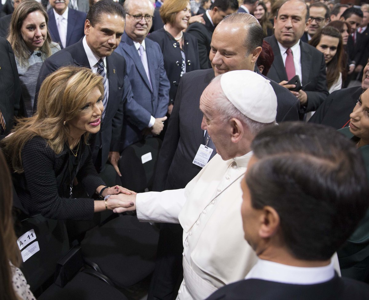 Gobernadores besan mano del papa y reciben críticas en redes sociales - CbISCfMUsAAM0oj