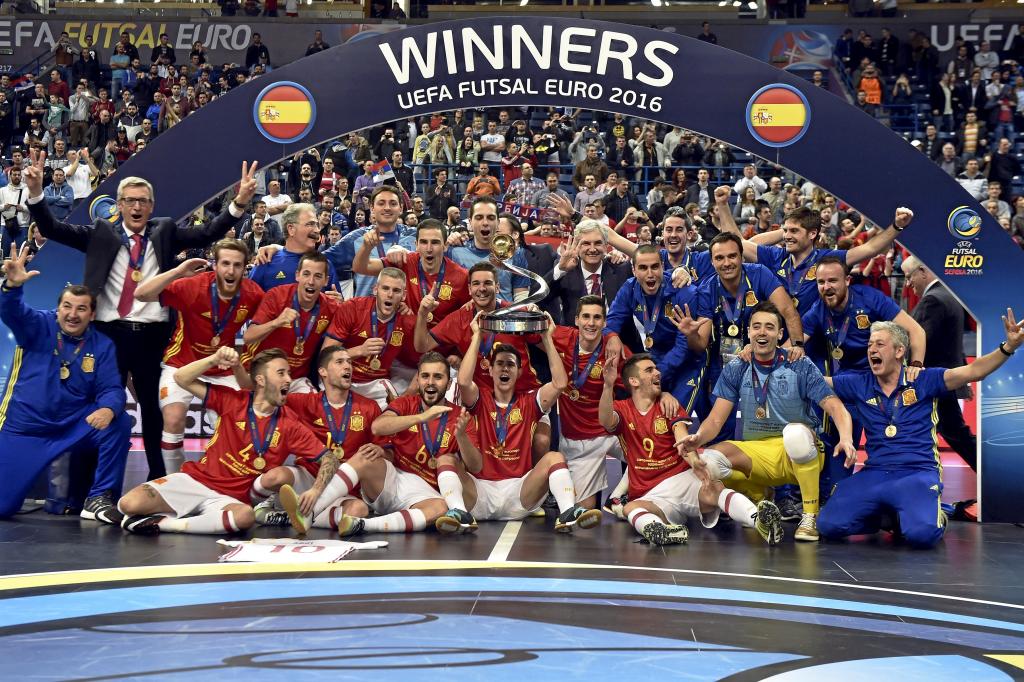 marca's tweet photo. Una foto para el recuerdo. Una más https://t.co/q3mWjqjGJN #FutSalEURO https://t.co/HafSaVOof8