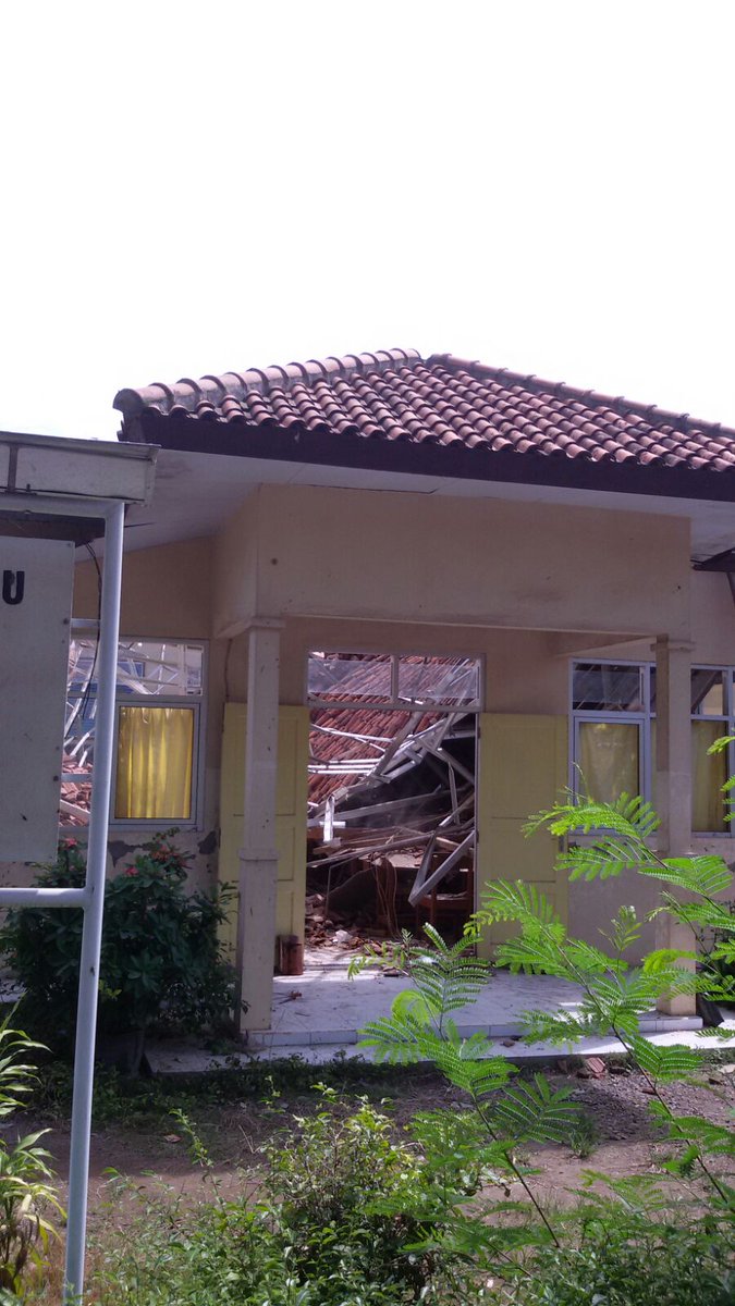 OwenUpdates_1's tweet photo. Baja ringan tidak mampu menahan beban genteng tebal sehingga atap SD roboh di Pekalongan. https://t.co/F3F4yCeqw4