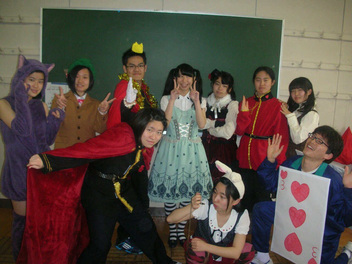 演劇部はるあづま 公式 Twitter પર 過去の劇遡ってみよう クリスマス公演 Be Alice アリスの公演をする劇団を舞台とした劇でした 先輩の恋愛シーンがキュンキュンで 準備時間が短い中 衣装もこだわりました T Co Tzdsicdom1