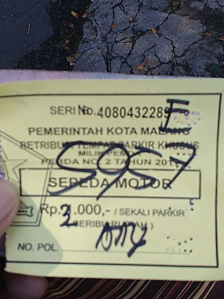 Karcis parkir di CFD itu karcis lama atau bagaimana? Tarif tulisan 1.000 diganti sendiri pake spidol <a href="/PemkotMalang/">𝐏𝐞𝐦𝐞𝐫𝐢𝐧𝐭𝐚𝐡 𝐊𝐨𝐭𝐚 𝐌𝐚𝐥𝐚𝐧𝐠</a>