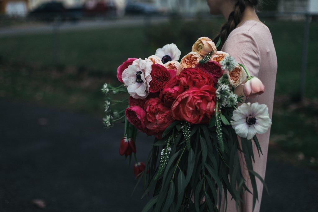 Anthropologie's tweet image. You needn't be a florist to do STUNNING arrangements. Learn from the best, @adailysomething: anthrpl.ge/Yfybm