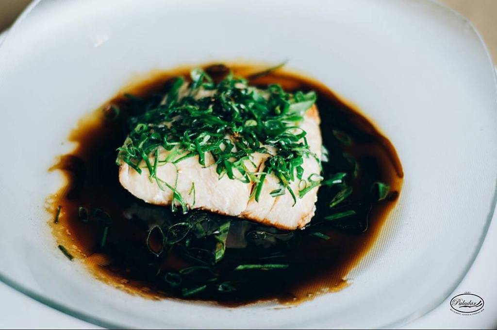 elmenuvirtual's tweet photo. #MenuPaladar Robalo al cebollin ~ Filet de robalo al papillote con cebollin aromatizado de aceite de sésamo y soya … https://t.co/fMjJ1rwR3j