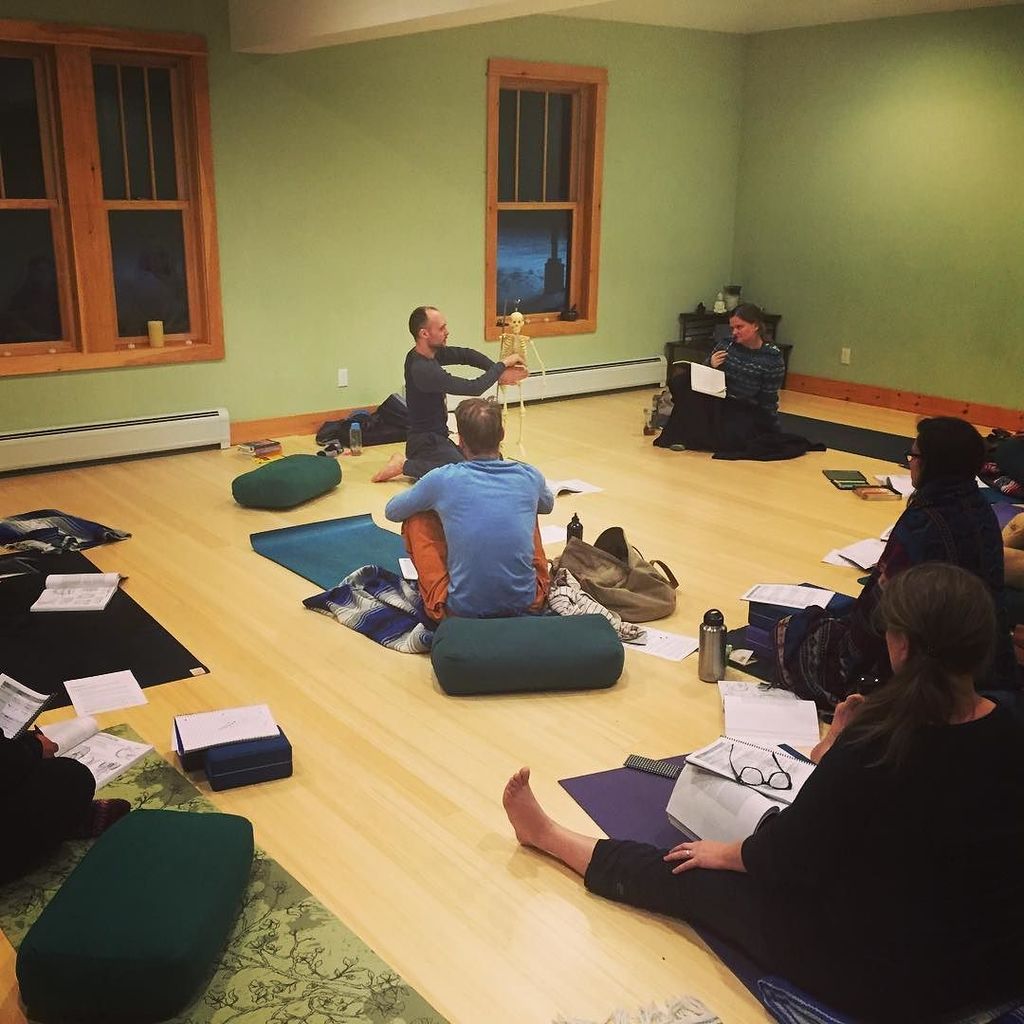 ConsciousHomeVT's tweet photo. #anatomy all weekend long with the one and only @josephglaser in @hathavidya #ytt in #verm… https://t.co/8LY03GMwwV https://t.co/aCpELkKkdk