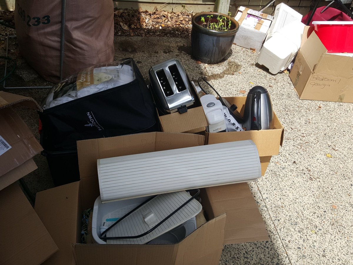 bExemplary's tweet photo. @whaeapower laundry basket, sheets, small suitcase, soda stream, jug https://t.co/IcrPCkt9VQ