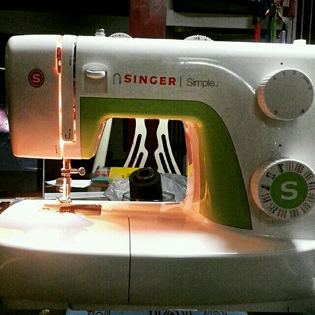 Lights_Neeon's tweet photo. Con este nuevo juguete haremos más cosas 💜💜💗🌌🌌👽💜💜 #sewinmachine #love  #neonlights  #ropaconestilo 📷: @neeon_lights https://t.co/W6gwcVtoJe