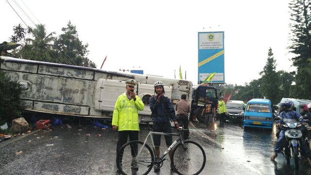 TMCPoldaMetro's tweet photo. 13:25 Polri penanganan kecelakaan di Tanjakan Selarong, sementara Gadog arah ke Cisarua lalin dialihkan. @agilDC_ https://t.co/Eexs4njEvD