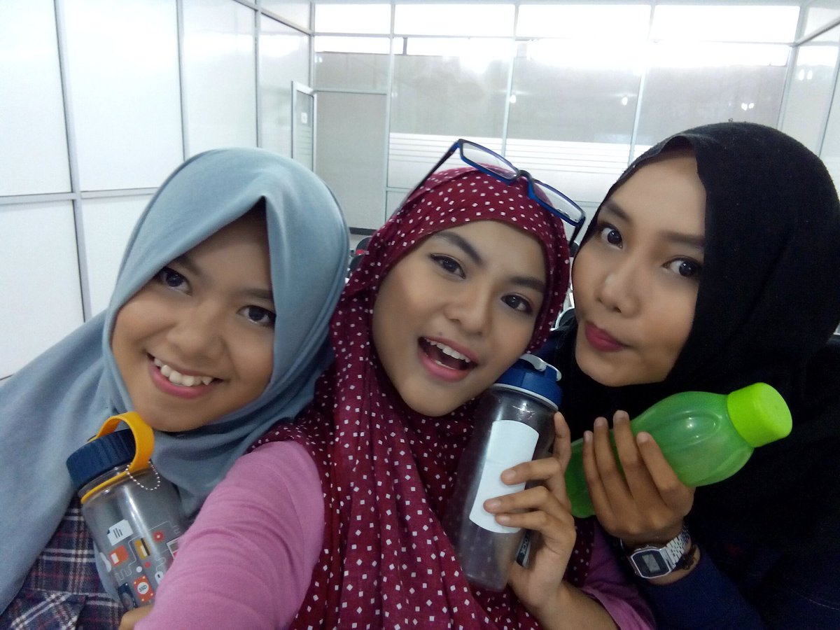 Semangat pagi semangat cyantik
Today 10a.m. beauty class sesi 'pesta' w/ <a href="/fufuadah/">fuadah lathifah</a> @ STMIK kuy:D #Gerakan1000Tumbler