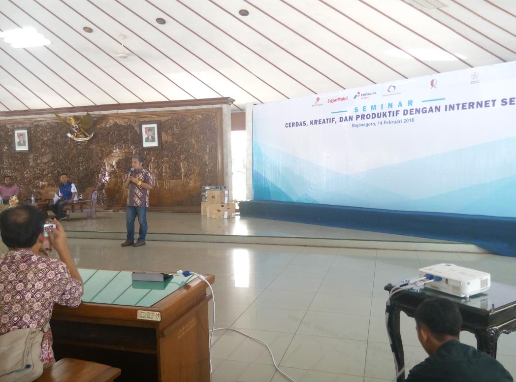 Ketua ICT Watch <a href="/donnybu/">Donny Utoyo</a> memulai materi seminar #internetsehat yang pertama <a href="/ExxonMobil_ID/">ExxonMobil Indonesia</a>