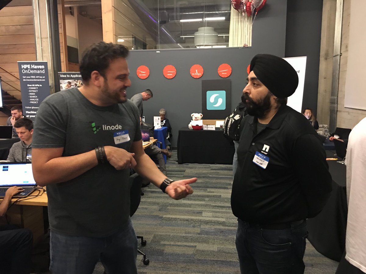 Jeff29B's tweet image. Navdeep Bawa explaining how to use Cloud ONTAP @DevWeek hackathon. @NetAppCloud #netappdeveloper