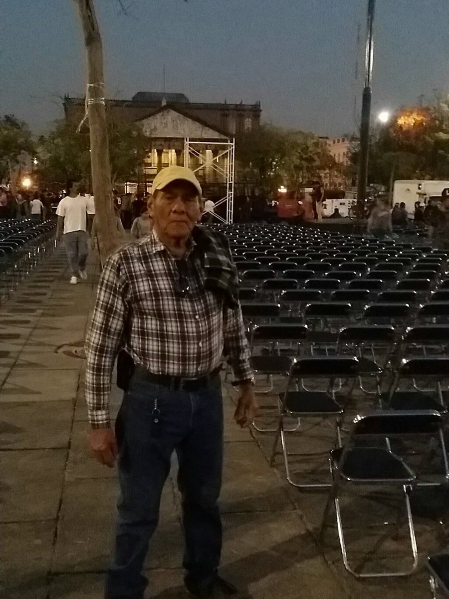 Maresli2's tweet photo. No es miembro de nuestra Iglesia y ayuda en la organización "No me quiero ir, esto es d Dios" dice. 
#SoyLuzdelMundo https://t.co/N1LValtnoG