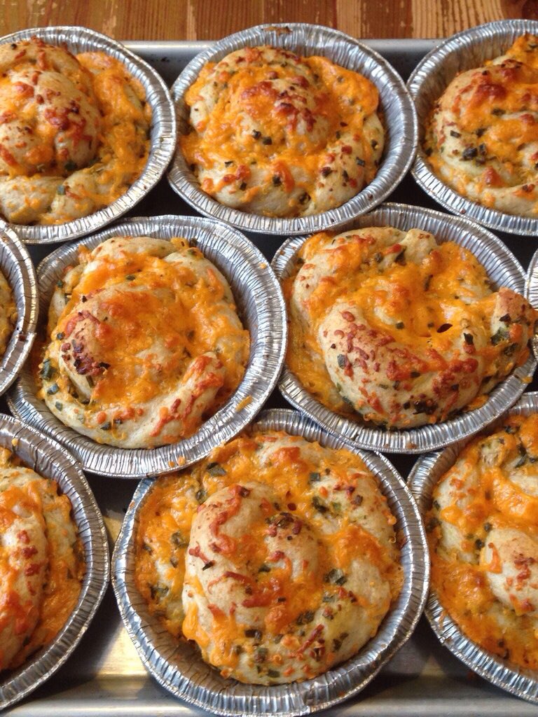lesliekorn's tweet photo. Best garlic cheese buns in Lloyd from Brown Paper Baker! #yllSource https://t.co/SUFPpuir53