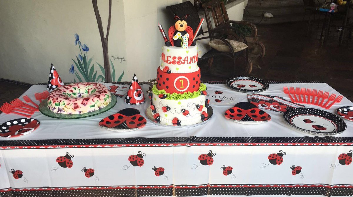 Cakesbynona's tweet photo. Lady bugs birthday cake #ladybug #firstbdaycake always inspired by @krazykoolcakes thanks to her great tutorías https://t.co/9XpJC1XGC3