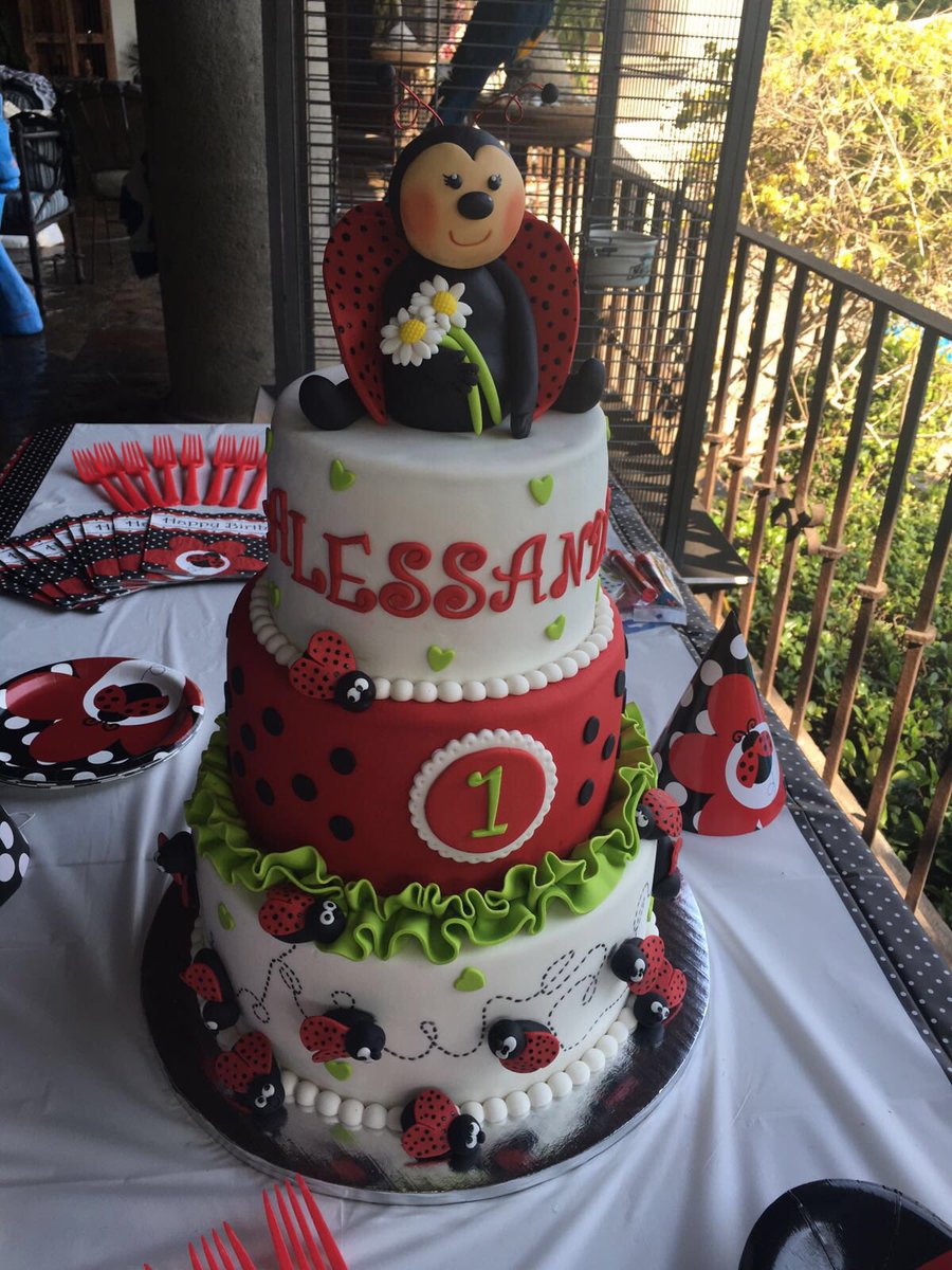 Cakesbynona's tweet photo. Lady bugs birthday cake #ladybug #firstbdaycake always inspired by @krazykoolcakes thanks to her great tutorías https://t.co/9XpJC1XGC3