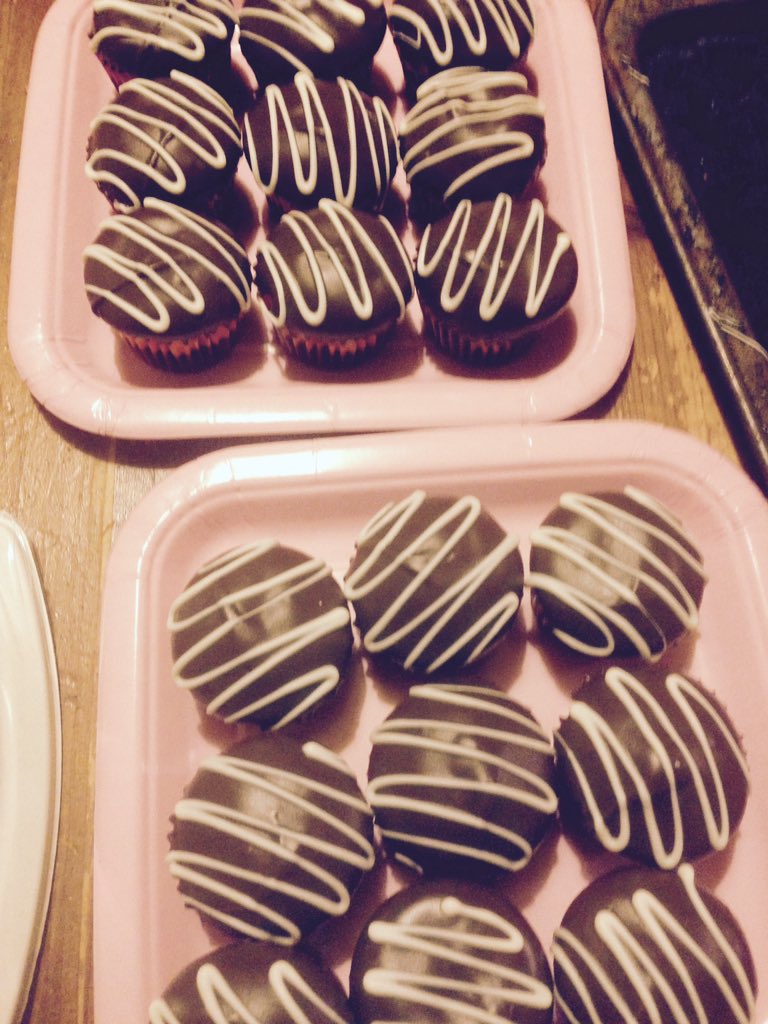 lesliekorn's tweet photo. Mm mm! Homemade mini chocolate brownies and chocolates from Brown Paper Baker! #yllSource https://t.co/vZynHWFo1y