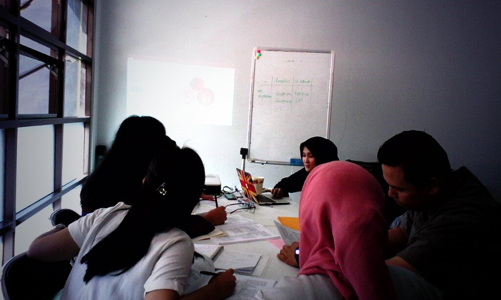 MedinaUKDI's tweet photo. happy weekend guys!! dimedina saat ini masi berlangsung bimbel ukdi-kelas privat #semangatss #materimata #dr Echa https://t.co/eLmsBMf8Mc