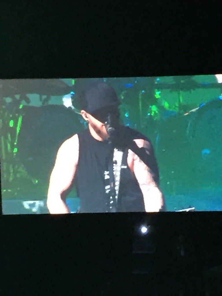 rooster_pimp's tweet photo. Brantley Gilbert. London Ontario. Awesome #hellofanamen https://t.co/PbWqLZWikF