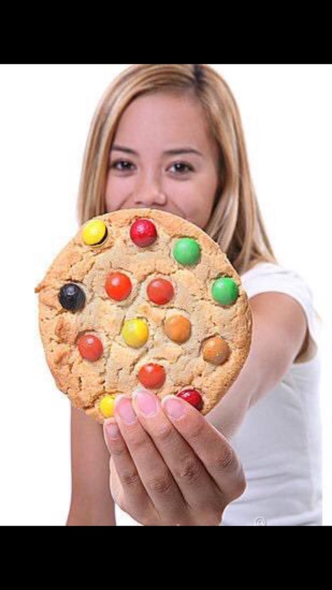 девочка с печеньками. девочка продавала печенье. воскресенье девочкам печенье. девочка скаут продаёт печения. печеньки девочки маленькие.