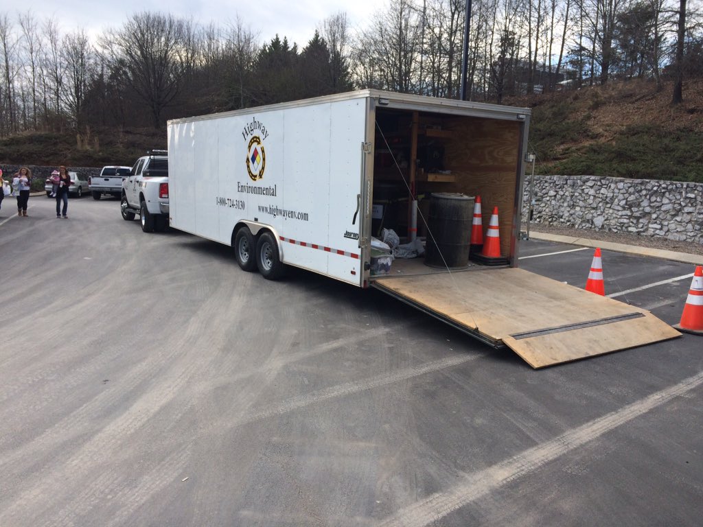 matt_mcelhaney's tweet photo. Chattanooga crew working a fuel spill and cleaning the parking lot when finished. https://t.co/lSL3aBwQV1