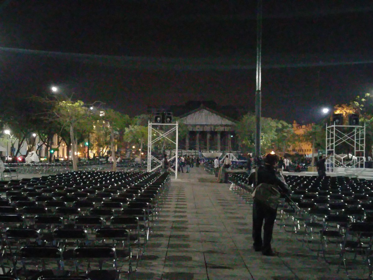 IvanUD's tweet photo. Plaza Liberación. 5 mil sillas dispuestas para el gran evento. 
Mañana es el día
#LdmBautismos 
#SoyLuzDelMundo https://t.co/pzYrfdZGzw
