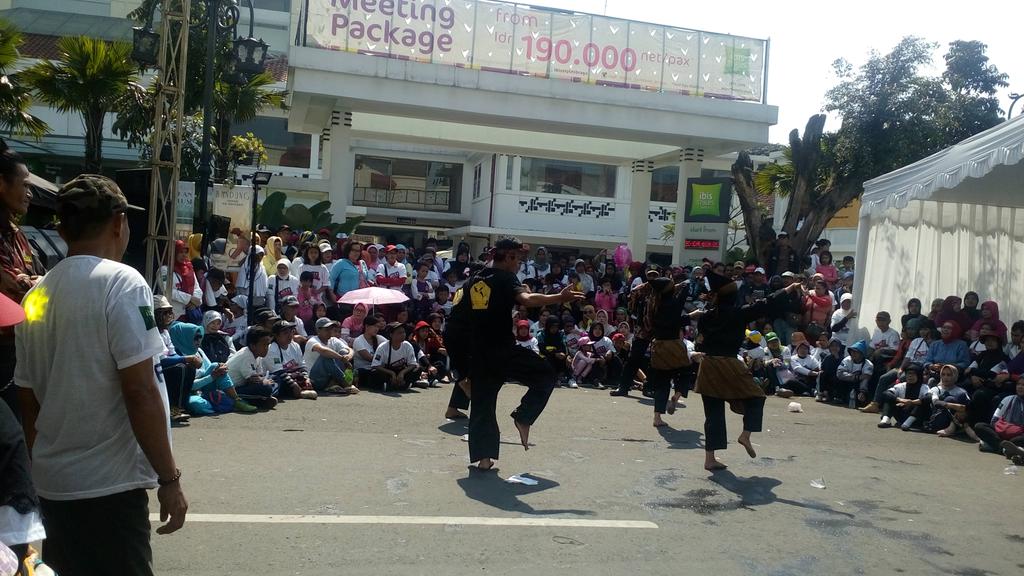 abahraka's tweet photo. Peringatan hari korupsi diramaikan dengan gerak jalan dan atraksi seni Pencak, di Jl. Braga. #NetizenPRFM @PRFMnews https://t.co/XJ6O8bAt7A
