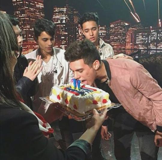 CNCOPower's tweet photo. ¡Muy lindos recuerdos ese día! 💙😭✋ Gracias por tanto @CNCOmusic  #Happy2MonthsCNCO #CNCO2Months #OneWorldTour https://t.co/80istucJmA