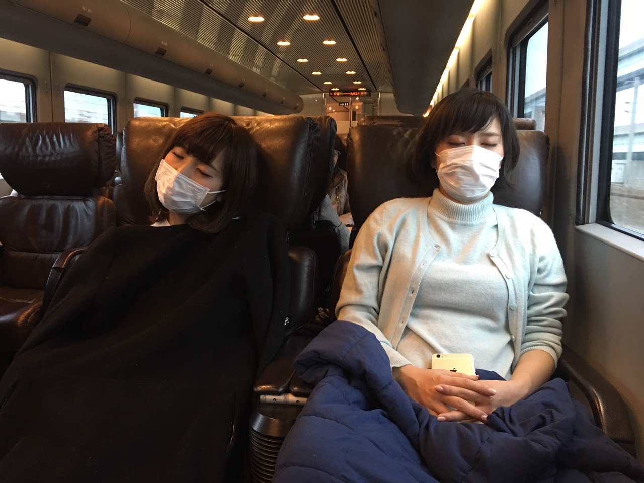 電車　寝顔  / X