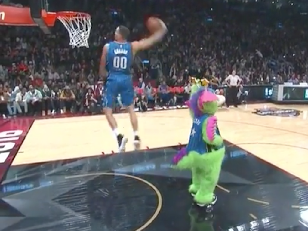 theScore's tweet photo. VIDEO: Mascot. Hoverboard. One of the best dunks of all time. WATCH IT! https://t.co/n7oV4FonxI https://t.co/I328TFQHMa
