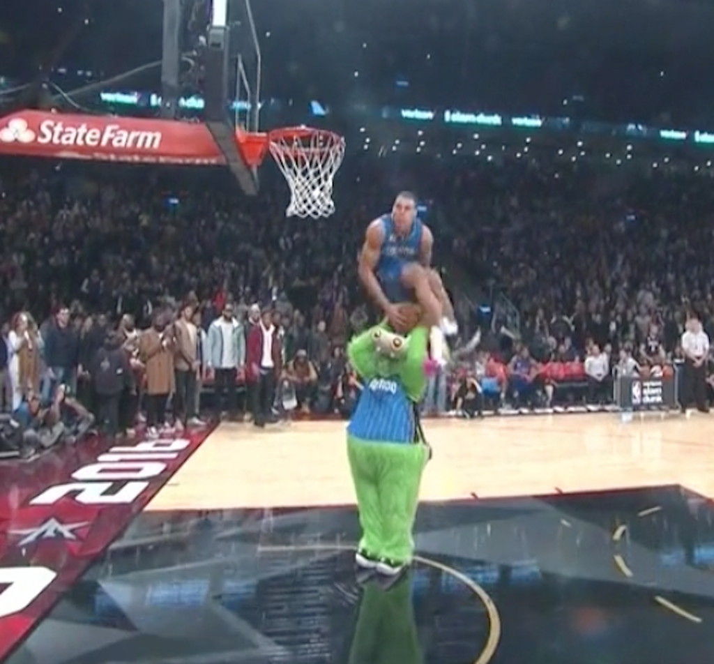 theScore's tweet photo. VIDEO: Another all-time Aaron Gordon mascot dunk coming at you. Is this one even BETTER?! https://t.co/qsePZl0BZY https://t.co/7sp22koUKN