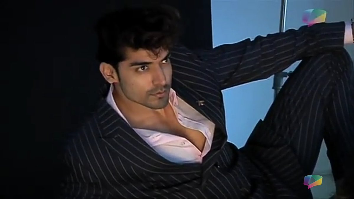 Happy Valentine's Day to all my dearies of gurworld.. Love u all..