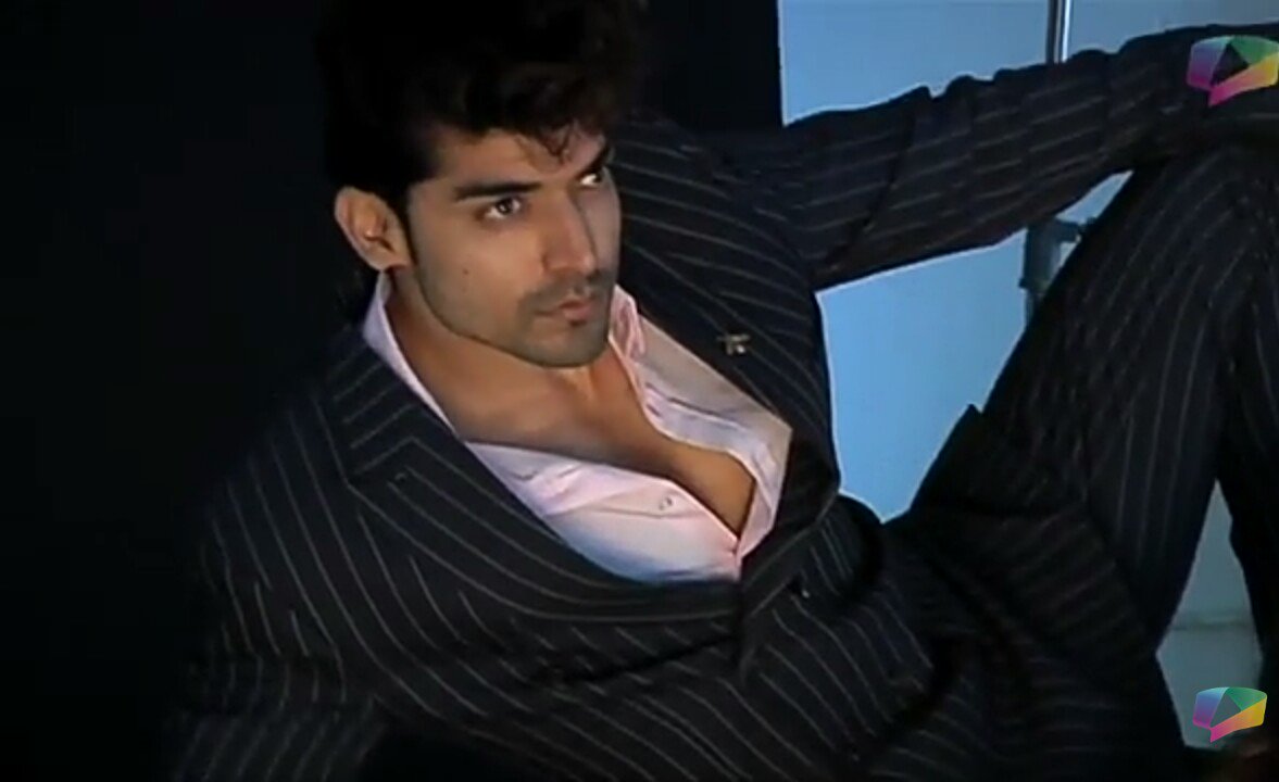 Happy Valentine's Day dearones...  Love u my gurworld..