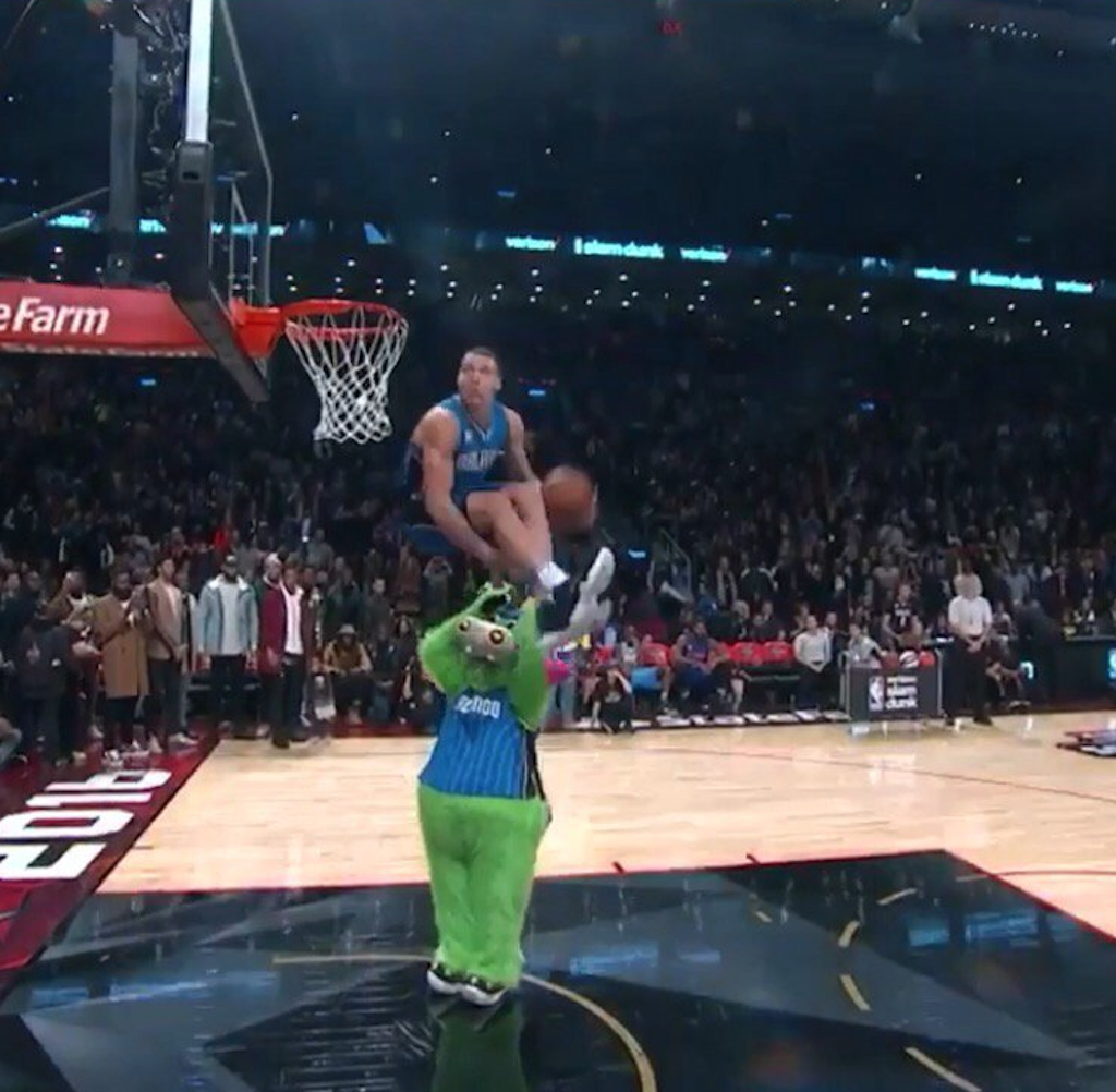 theScore's tweet photo. Reminder: A human man did this and did not win the Dunk Contest. https://t.co/qsePZl0BZY https://t.co/6YgJoJvfhK